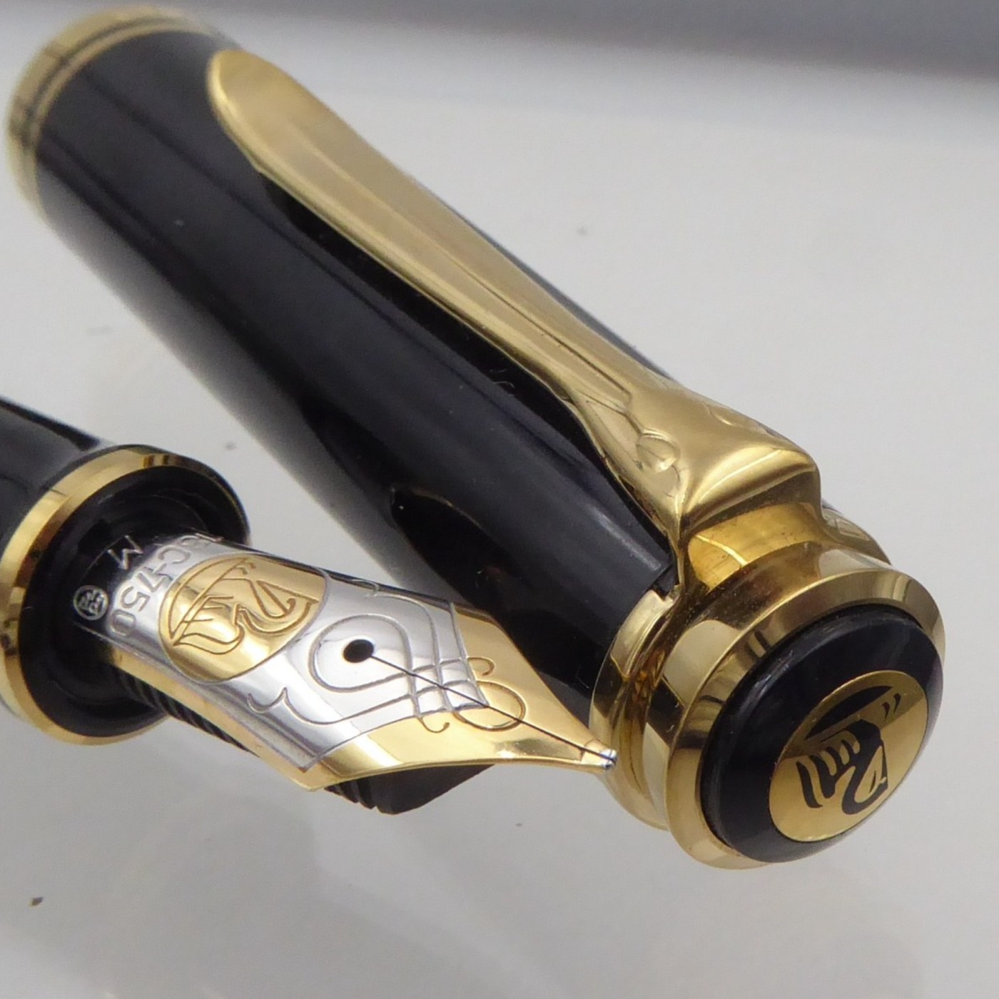 Pelikan — Souverän M800 — 18 C gold nib, Medium tip nib — fountain pen for sale on Nibfolio