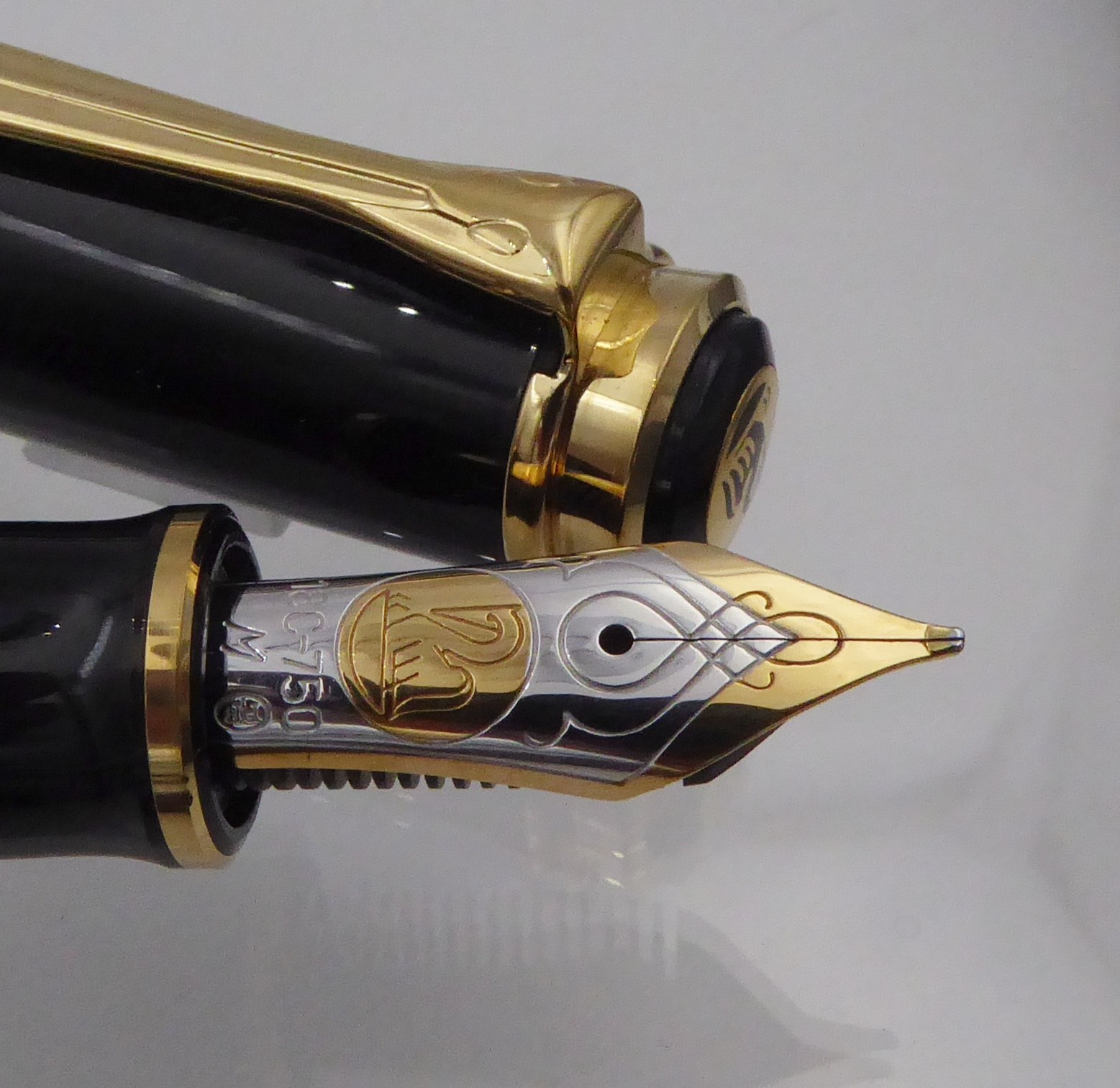 Pelikan — Souverän M800 — 18 C gold nib, Medium tip nib — fountain pen for sale on Nibfolio — photo 3