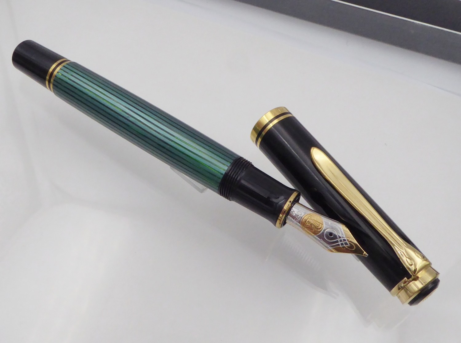 Pelikan — Souverän M800 — 18 C gold nib, Medium tip nib — fountain pen for sale on Nibfolio — photo 4