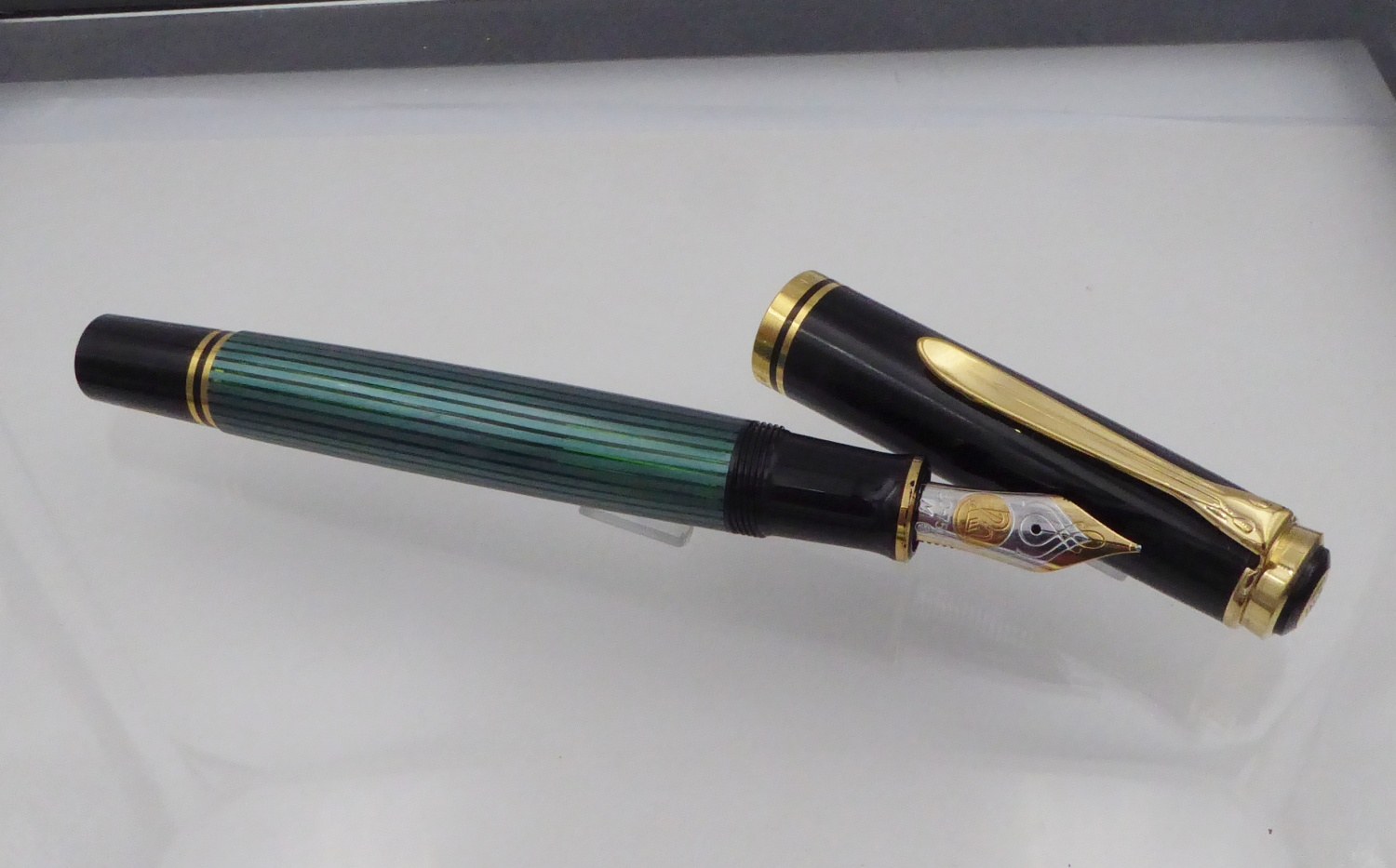 Pelikan — Souverän M800 — 18 C gold nib, Medium tip nib — fountain pen for sale on Nibfolio — photo 5