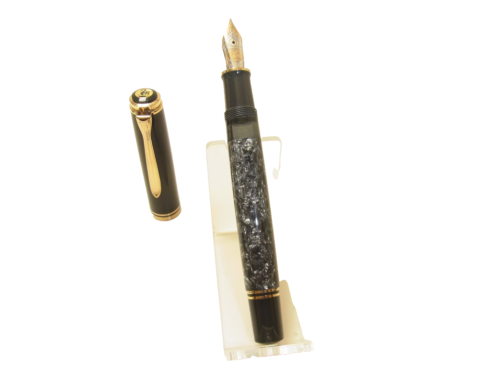 Pelikan — Souverän M800 — M nib — fountain pen for sale on Nibfolio
